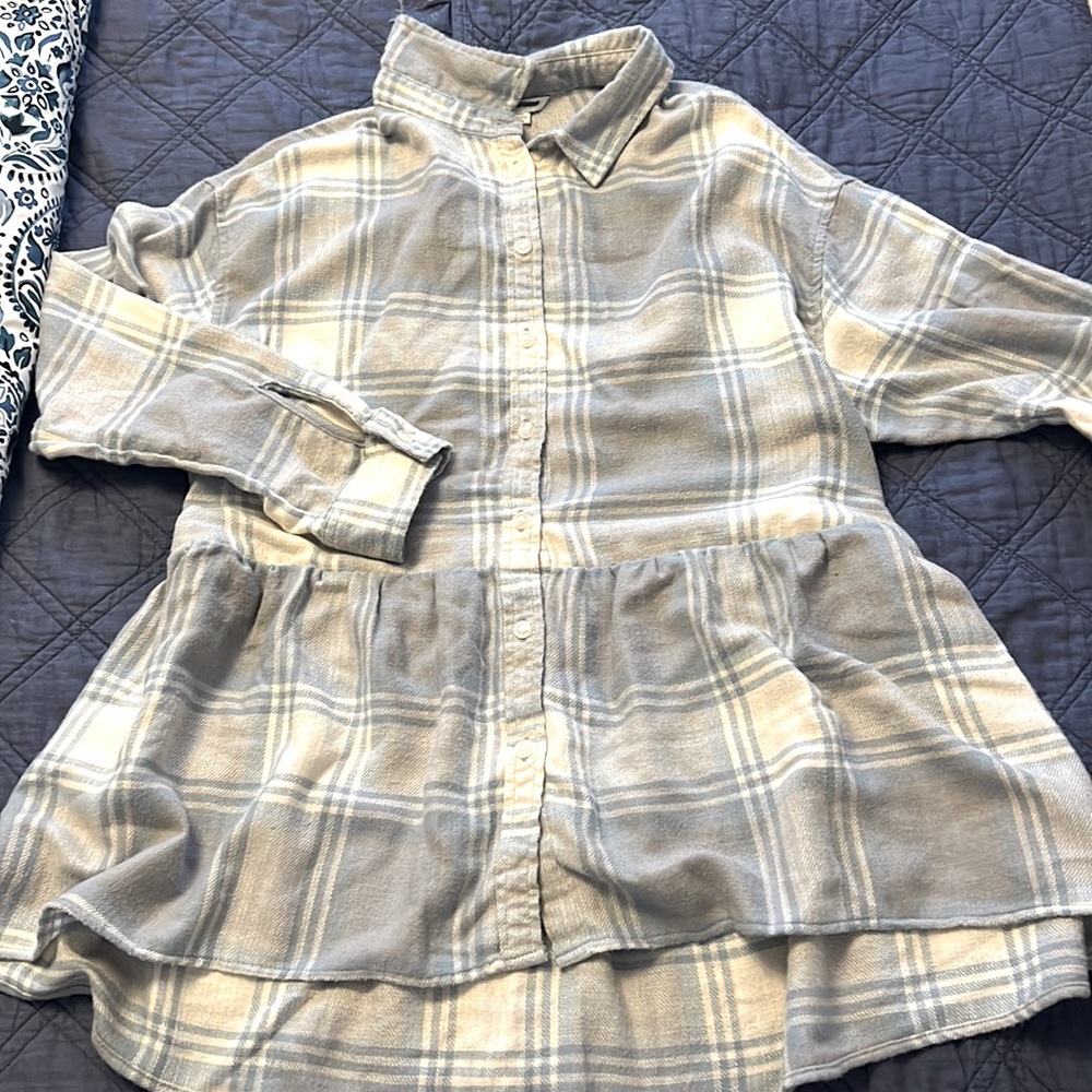 Very cute plaid flair button up!